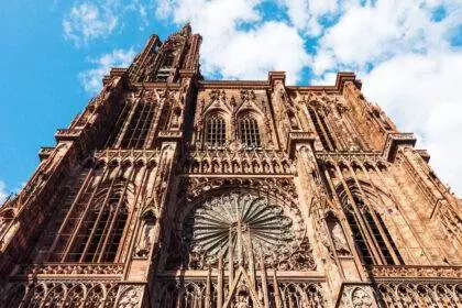 Admira arhitectura gotică a Catedralei Notre Dame din Strasbourg, Franța