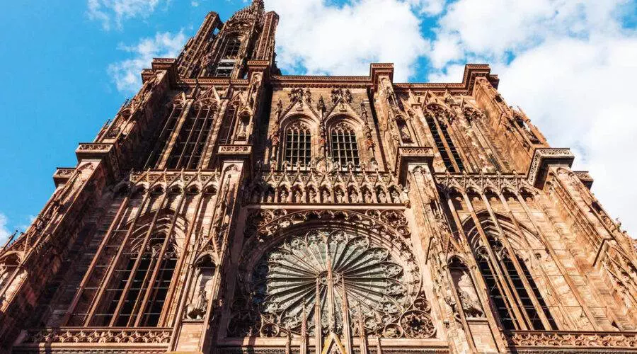 Admira arhitectura gotică a Catedralei Notre Dame din Strasbourg, Franța