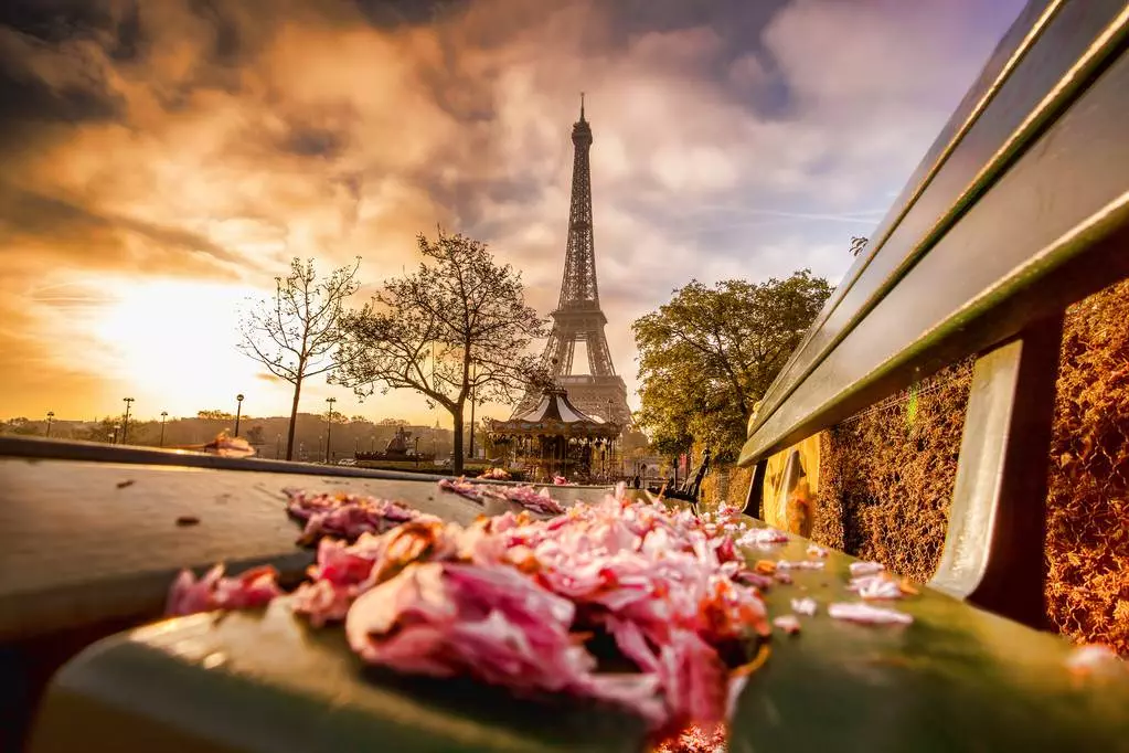 Cele mai bune restaurante și cafenele cu vedere la Turnul Eiffel