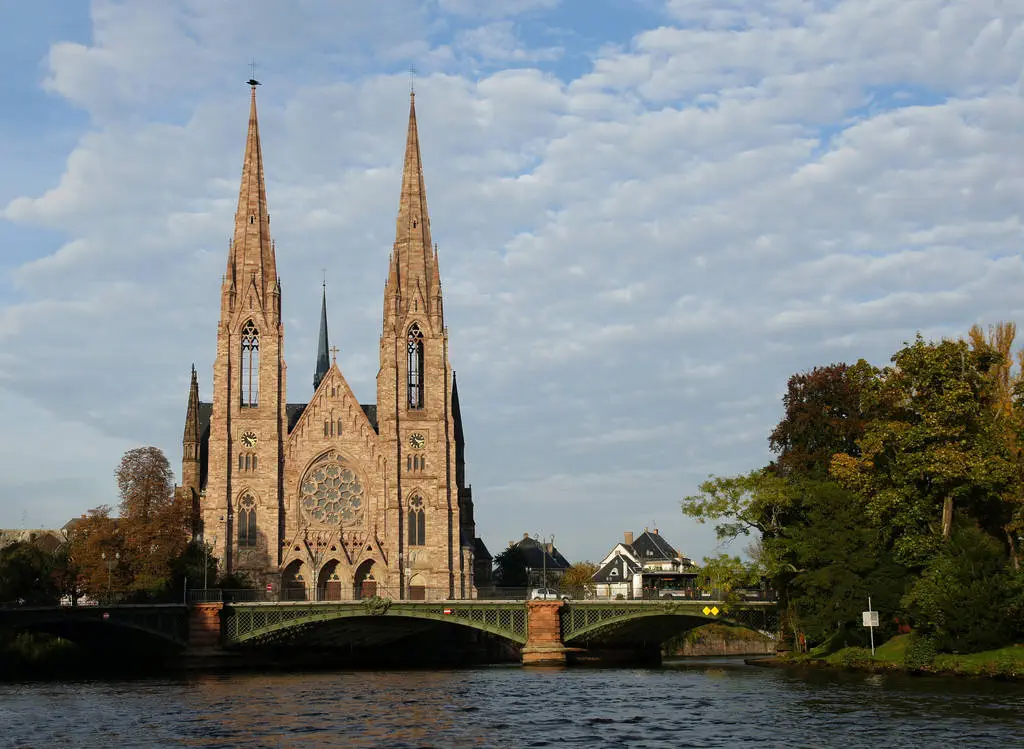 Cum Catedrala Notre-Dame din Strasbourg este un exemplu elocvent al frumuseții și măreției arhitecturii gotice