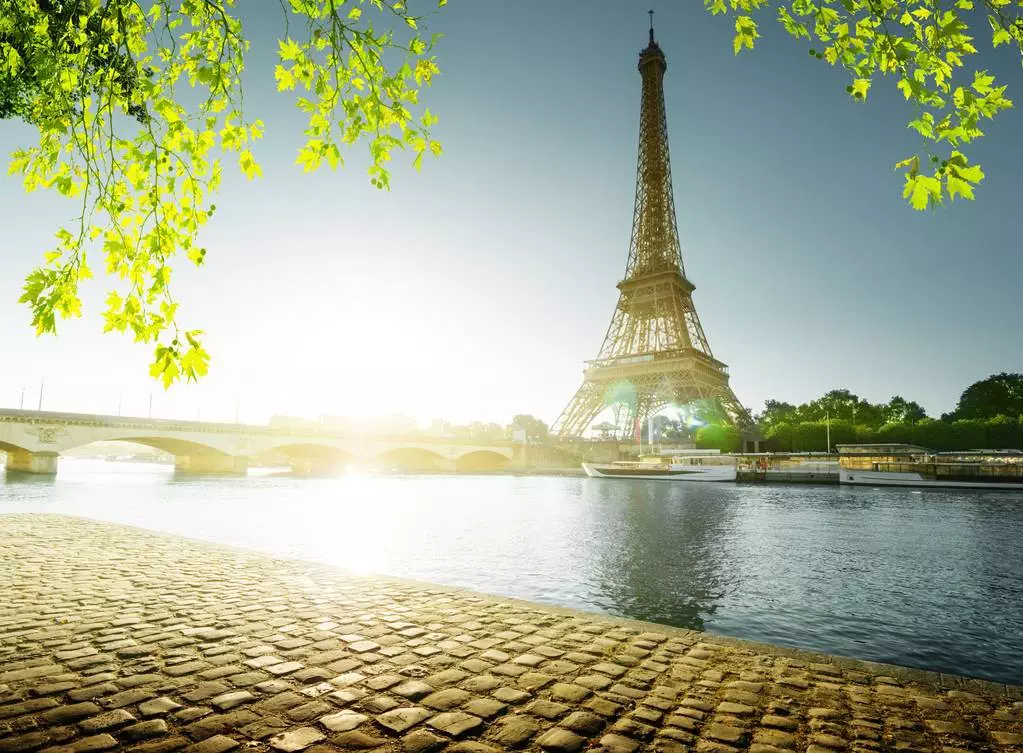 Cum este să explorezi Turnul Eiffel la nivelul solului și pe parcursul etajelor superioare