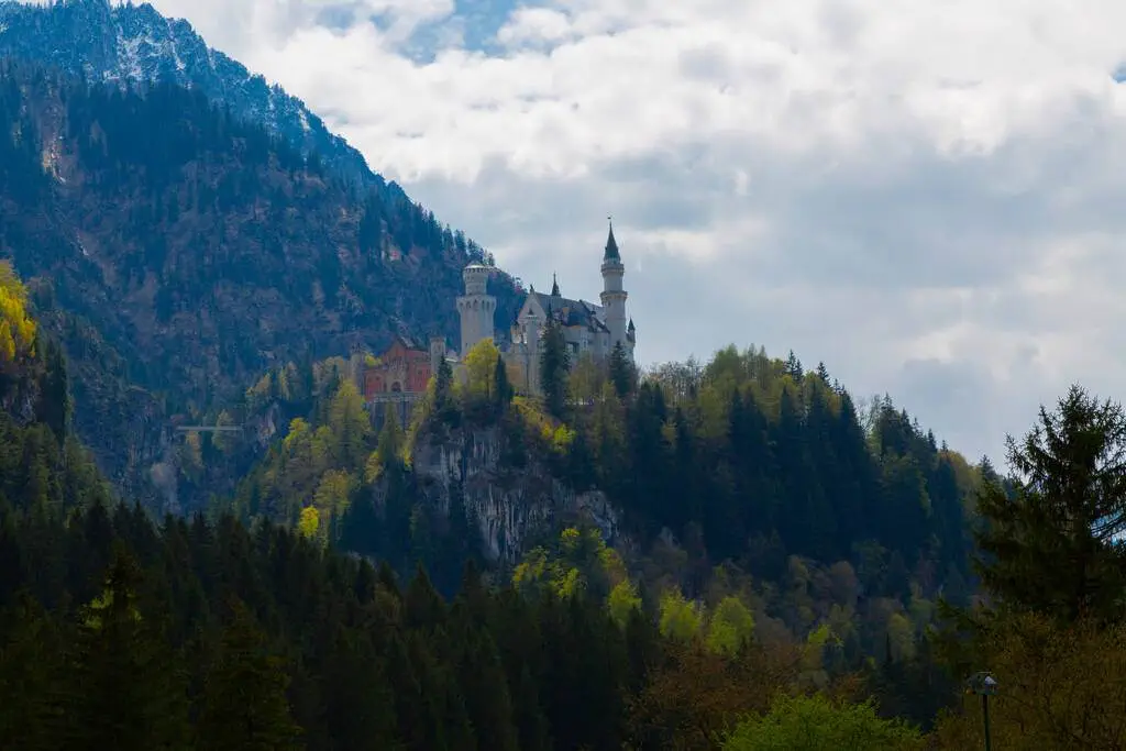 Drumetii și activități în Alpii Bavariei, cu Castelul Neuschwanstein în centrul atenției