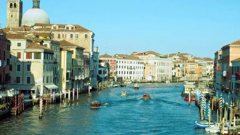 Închiriază o barcă și navighează prin canalele din Veneția, Italia