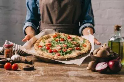 Învață să faci pizza la o lecție de gătit din Napoli, Italia