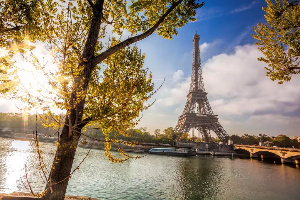 Istoria și evoluția îndrăgitului Turn Eiffel din Paris