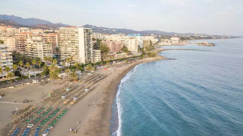 Petrece o zi la plajă pe Costa del Sol din Spania