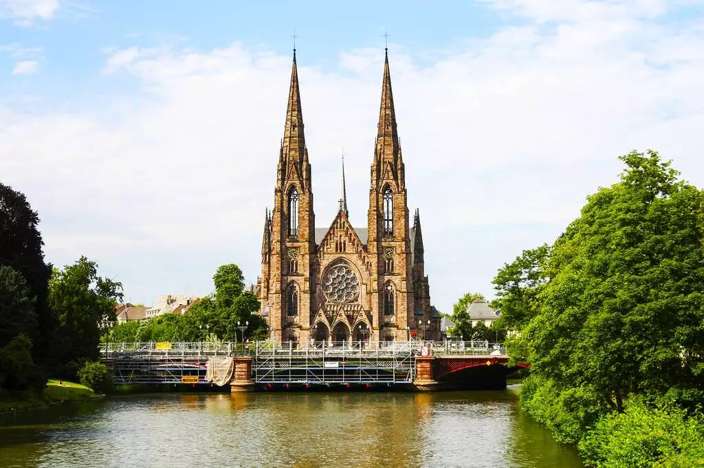 Simbolismul și semnificația arhitecturii gotice din catedrala Notre-Dame din Strasbourg