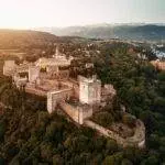 Vizitează Cetatea Alhambra din Granada, Spania.