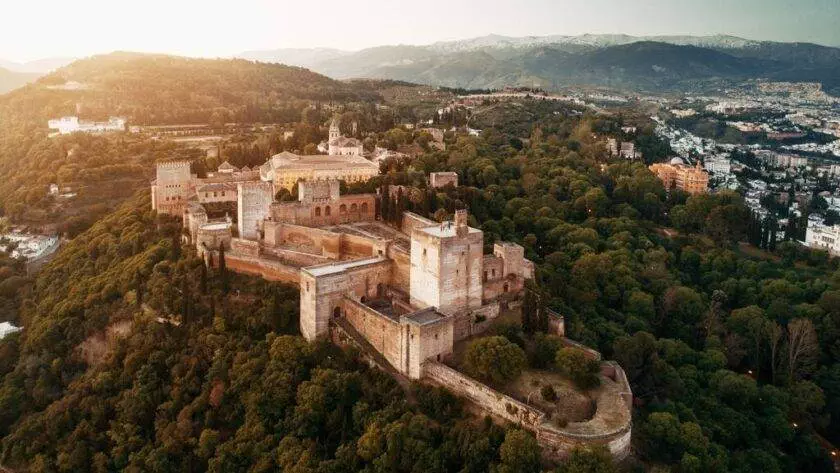 Vizitează Cetatea Alhambra din Granada, Spania.