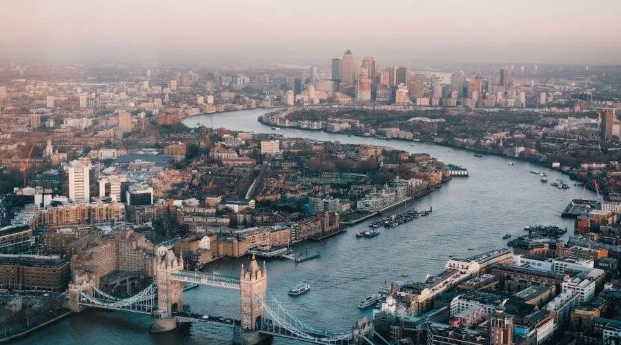 Vizitează Turnul Londrei din Marea Britanie.
