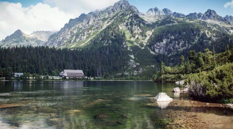 Petrece o zi în Parcul Național al Munților Tatra din Polonia și Slovacia.