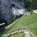 Descoperă peștera Postojna din Slovenia.