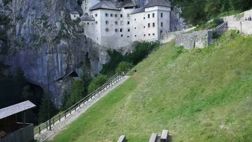 Descoperă peștera Postojna din Slovenia.
