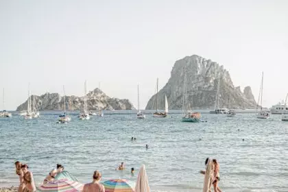 Petrece o zi la plajă pe Insula Ibiza din Spania.