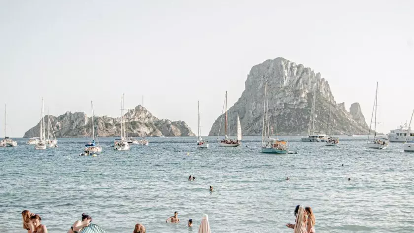 Petrece o zi la plajă pe Insula Ibiza din Spania.