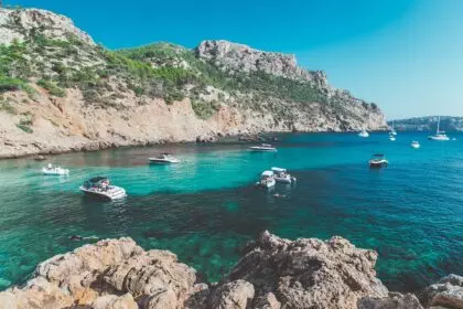 Petrece o zi la plajă pe Insula Mallorca din Spania.