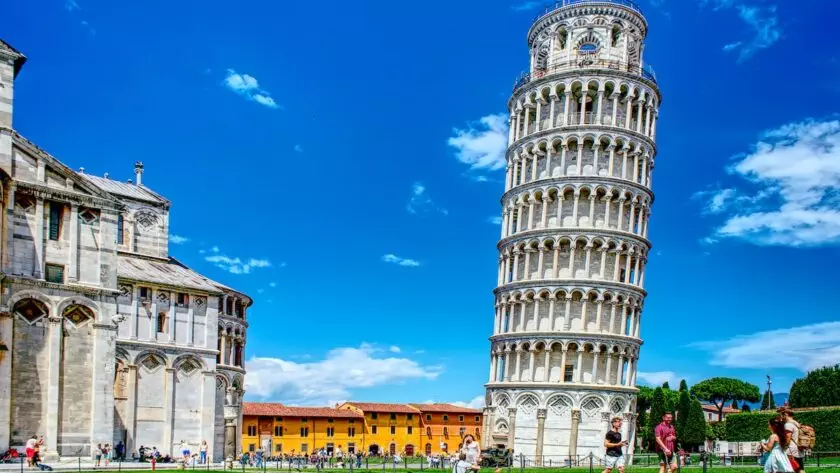Vizitează Turnul Inclinat din Pisa, Italia.