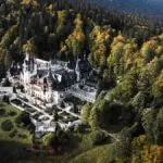 Vizitează Castelul Peleș din România.
