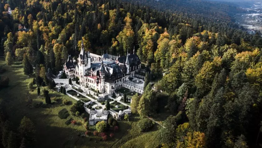 Vizitează Castelul Peleș din România.