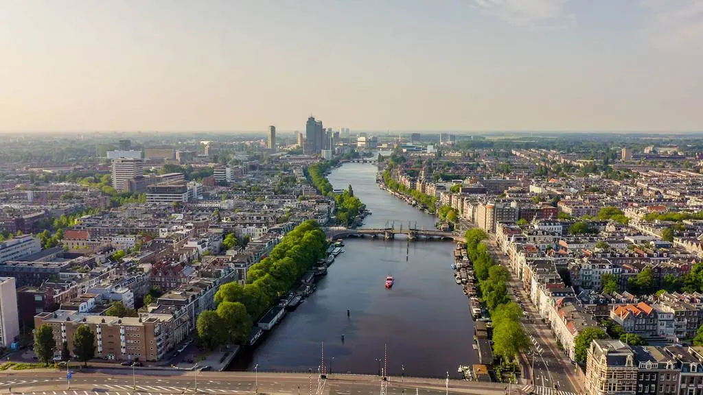 Amsterdam de la o altă perspectivă: de ce merită să te plimbi cu bicicleta prin Piața Dam?