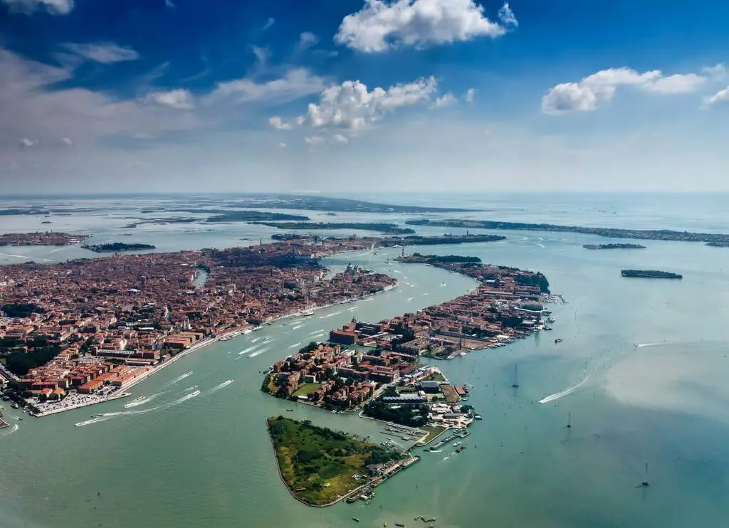 Explorează cele două bulevarde ale orașului: Canal Grande și Canale