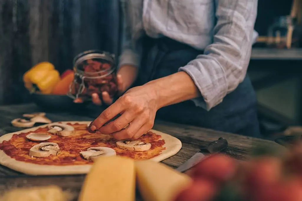 Ilustrarea sfaturilor și trucurilor pentru a pregăti pizza la Napoli