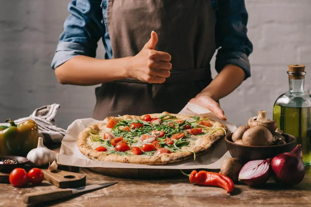 Învață să faci pizza la o lecție de gătit din Napoli, Italia