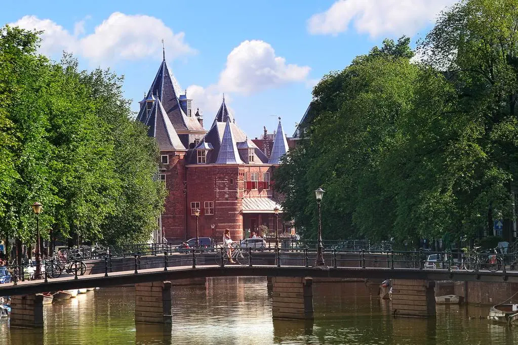 Plimbare cu bicicleta pe canalele din Amsterdam