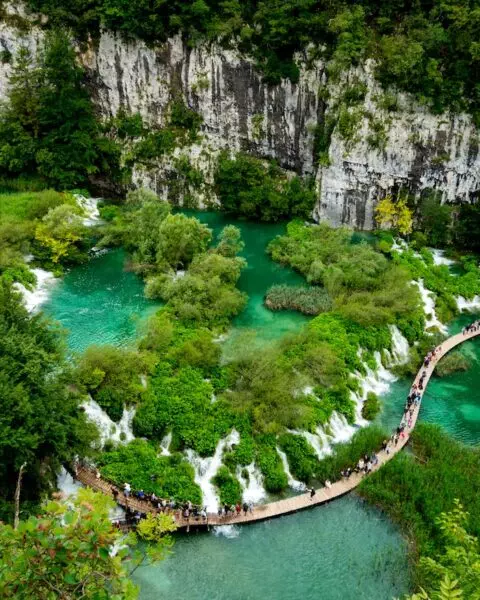 Descoperă peisajele din Parcul Național Plitvice Lakes din Croația.