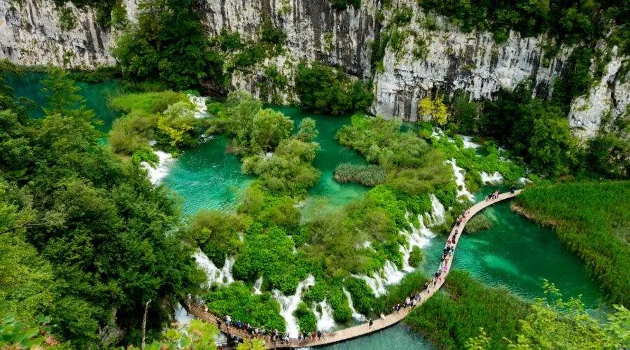 Descoperă peisajele din Parcul Național Plitvice Lakes din Croația.