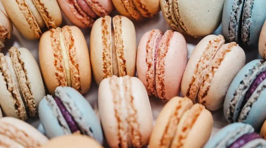 Învață să faci macarons la o patiserie din Paris, Franța.