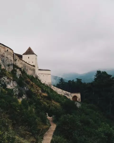 Vizitează Castelul Huniazilor din România.