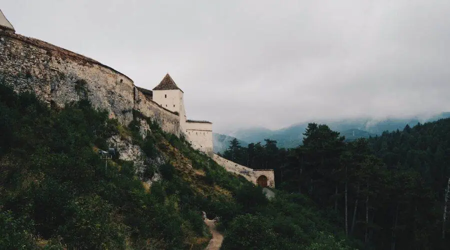 Vizitează Castelul Huniazilor din România.